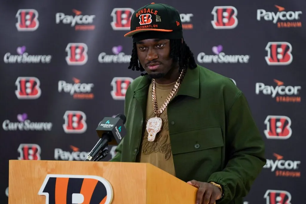 Bengals Rekrut DE Putaran Pertama Shemar Stewart