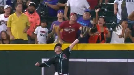 Diamondbacks larang penggemar yang dikeluarkan karena gangguan dalam kemenangan vs. Giants