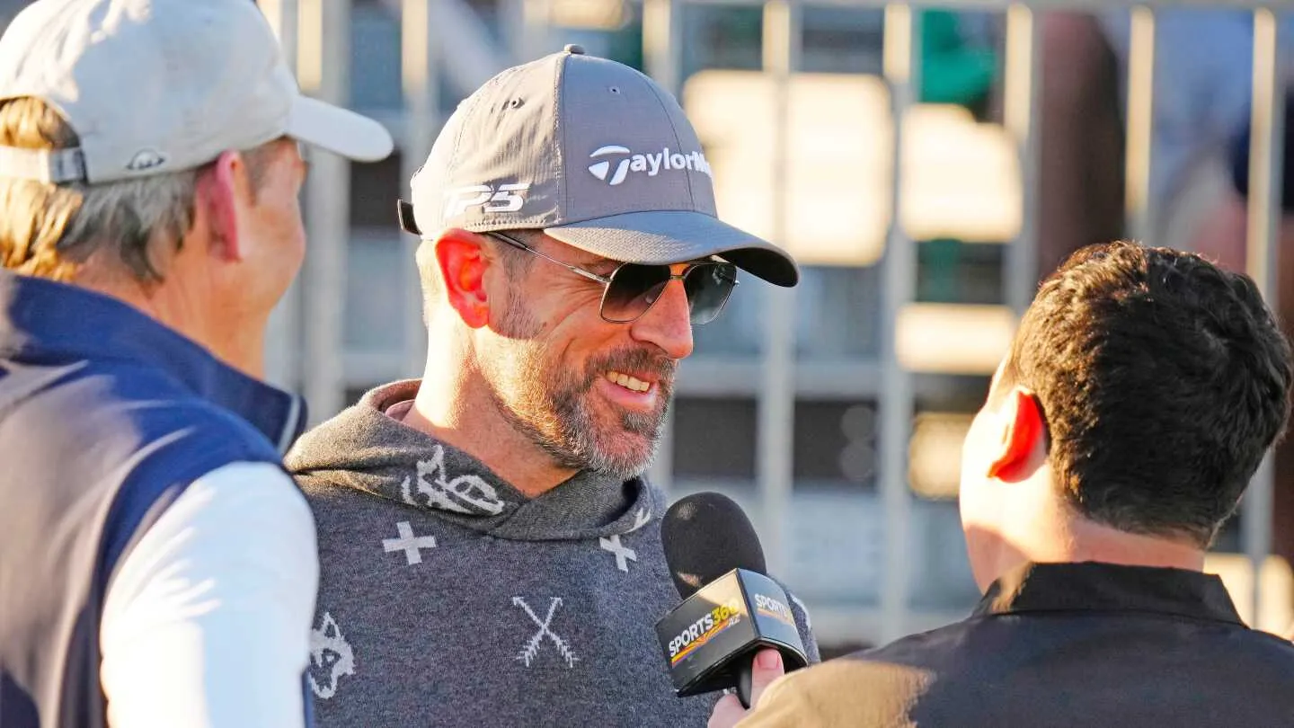 Aaron Rodgers tiba di Pittsburgh untuk menandatangani kontrak dengan Steelers