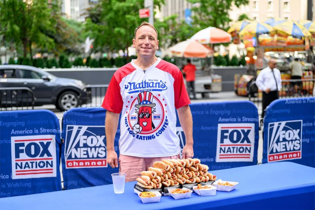 Cara Menonton Kembalinya Joey Chestnut ke Kontes Makan Hot Dog Nathan's Secara Gratis